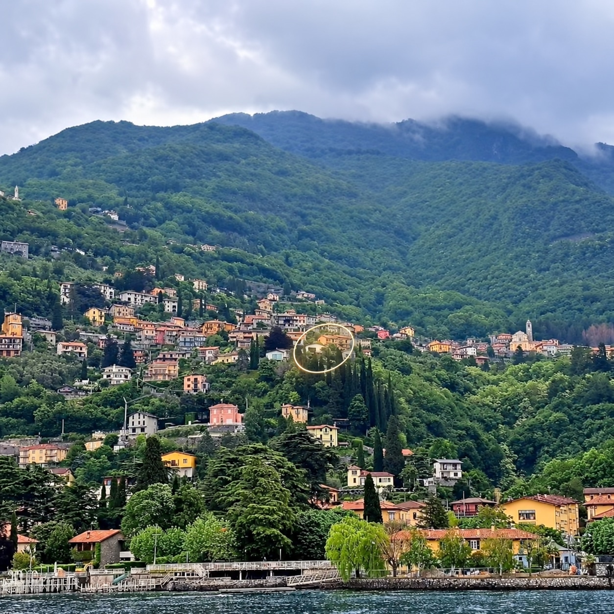 La Casa di Camilla Varenna - Der Hang oberhalb von Varenna vom Comer See aus, mit markiertem Haus